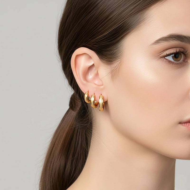 طقم حلقان أنيقة، مصنوعة من الستانلس ستيل المقاوم للصدأ. تجمع بين الملمس الناعم واللامع. 
3 أزواج بمقاسات متدرجة لتمنحك حرية التنسيق والتألق. - Image 3